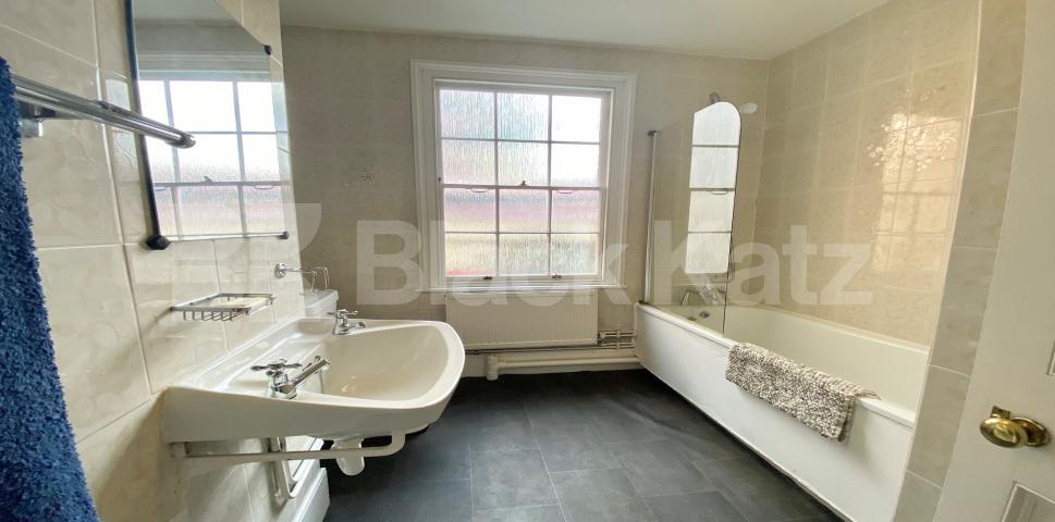 			LET , 4 Bedroom, 1 bath, 1 reception Terraced House			 Park Street, Borough 